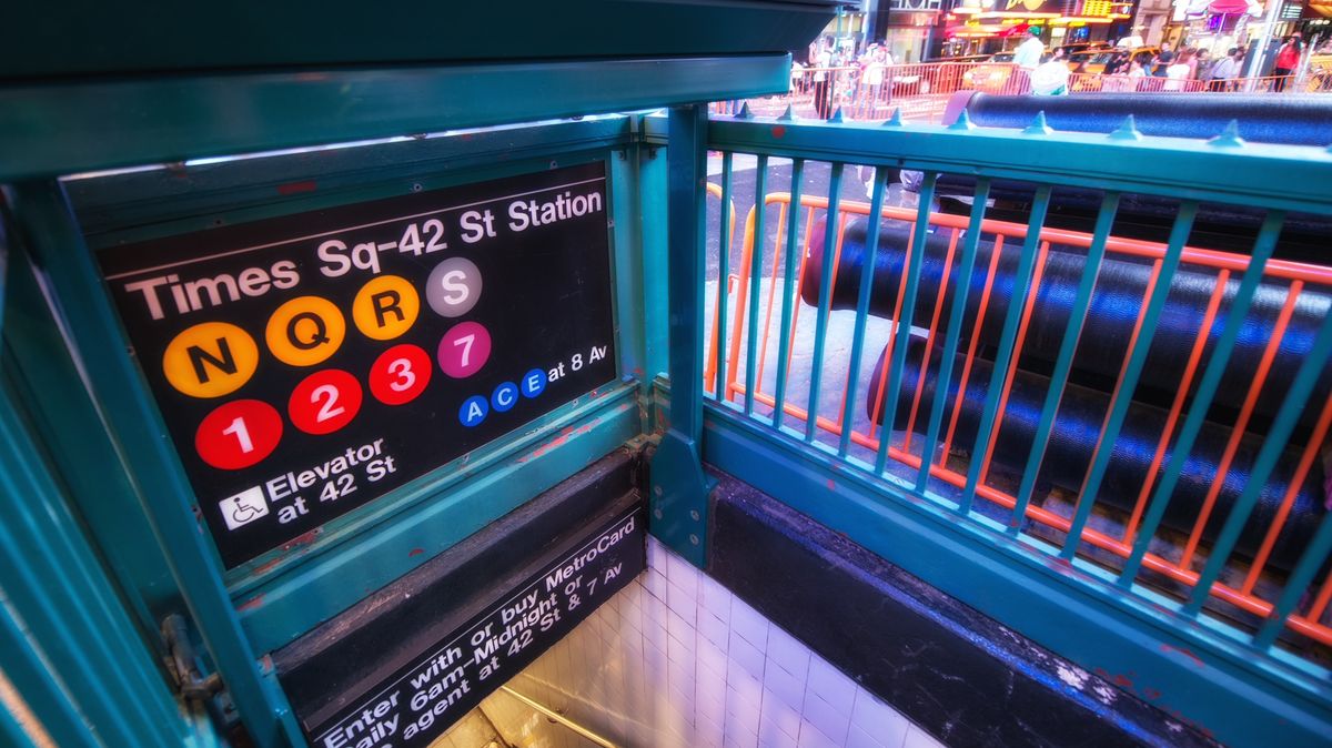 Kvůli rekordní vlně covidu New York omezuje metro, Apple zavírá obchody